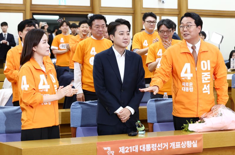 바카라 게임 사이트 개혁신당 대통령 후보가 3일 서울 여의도 국회 의원회관에 마련된 제21대 대통령선거 개표상황실에서 입장을 밝히기 위해 자리하고 있다. 2025.6.3/뉴스1 ⓒ News1 김민지 기자