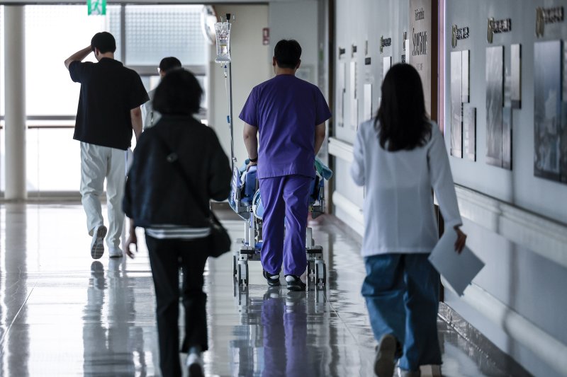 [서울=뉴시스] 정병혁 기자 = 서울시내 대학병원에서 메이저 바카라사이트진이 이동하고 있다. 2025.05.27. jhope@newsis.com
