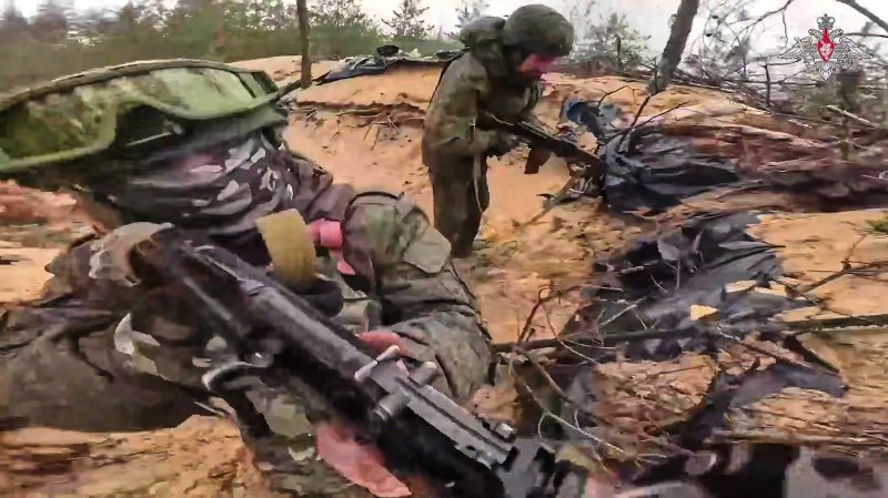 [메이저 바카라 사이트=AP/뉴시스] 러시아 국방부가 배포한 영상 사진에 지난달 21일(현지 시각) 메이저 바카라 사이트 비공개 장소에서 러시아 군인들이 전투 훈련을 하고 있다. 러시아군의 사상자가 메이저 바카라 사이트 침공 이래 100만 명에 달한다. 2025.6.4.