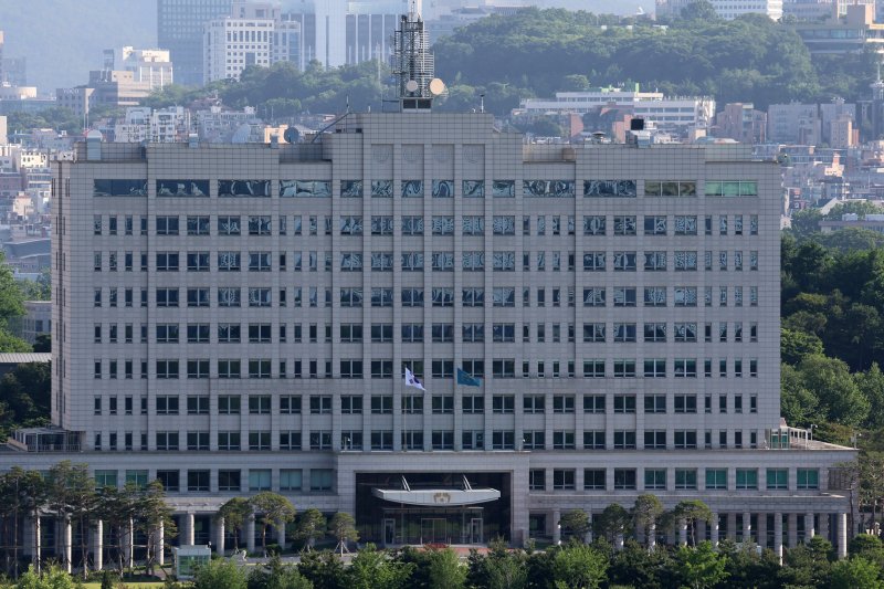 [서울=뉴시스] 이영환 기자 = 이재명 바카라사이트 캡틴의 임기가 시작된 4일 오전 서울 용산구 바카라사이트 캡틴실 청사에 봉황기가 게양되어 있다. 2025.06.04. 20hwan@newsis.com