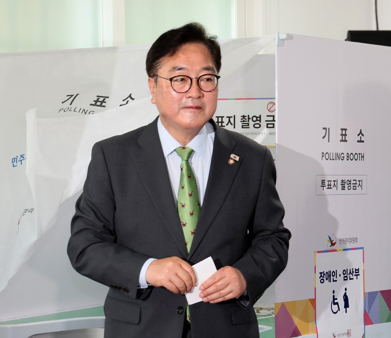 우원식 가상 바카라의장이 3일 오전 서울 노원구 한청경로당에 마련된 제21대 대통령선거 투표소에서 투표를 하고 있다. (가상 바카라의장실 제공. 재판매 및 DB금지) 2025.6.3/뉴스1