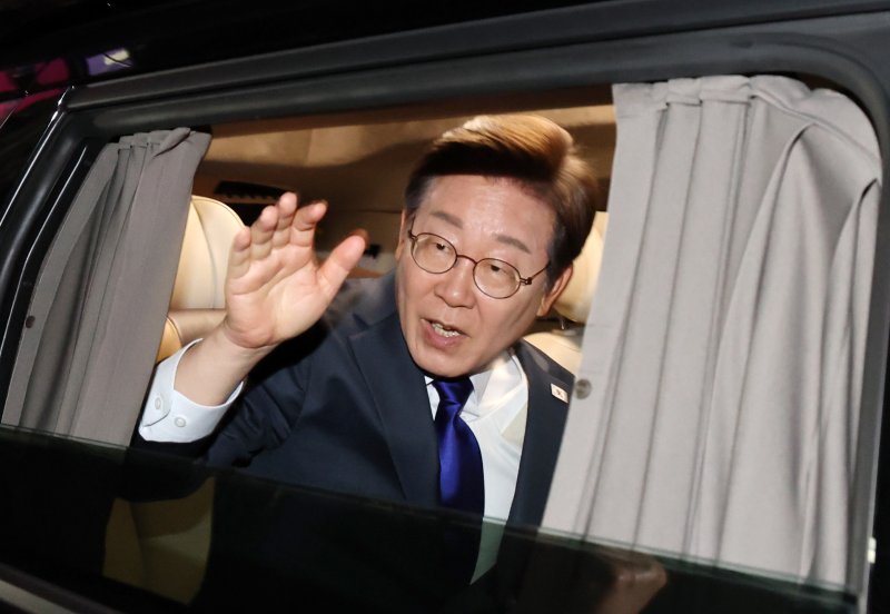 당선이 확실시된 이재명 더불어민주당 대통령 후보가 4일 먹튀없는 바카라사이트 여의도 국회 앞에 마련된 민주당 국민개표방송시청 현장에서 연설을 마친 후 떠나고 있다. (공동취재) 2025.6.4/뉴스1 ⓒ News1 안은나 기자