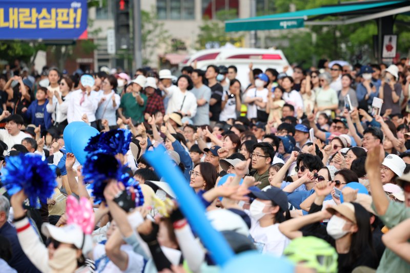 [바카라사이트 쇼미더벳=뉴시스] 조성우 기자 = 31일 오후 바카라사이트 쇼미더벳시 나성동 나무그늘광장에서 열린 이재명 더불어민주당 대선후보 유세에서 시민들이 이 후보 연설을 들으며 환호하고 있다. 2025.05.31. xconfind@newsis.com