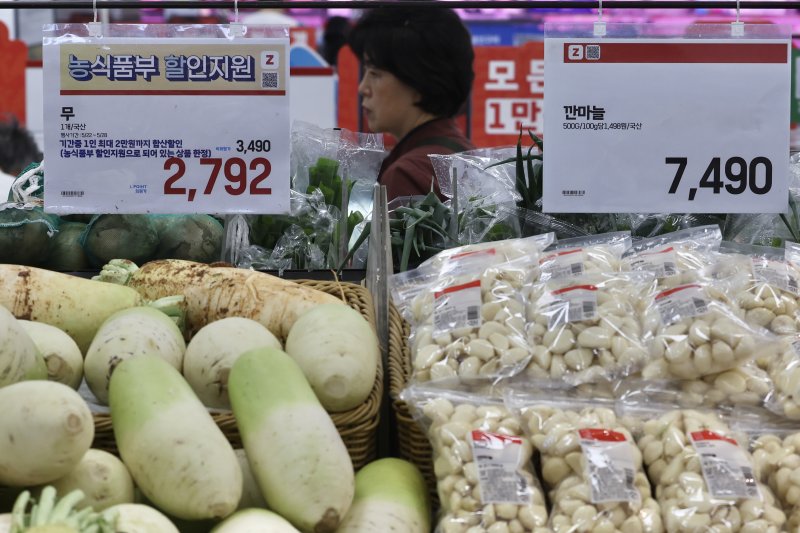 [서울=뉴시스] 김명년 기자 = 서울시내 한 대형마트에 무와 깐에볼루션 바카라 사이트이 진열돼 있다. 2025.05.22. kmn@newsis.com