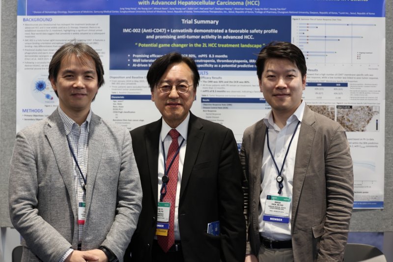 [서울=뉴시스] 바카라사이트가 자사 CD47 타깃 면역항암제 'IMC-002'의 임상1b상 중간 결과, 안전성과 유효성을 보였다고 밝혔다. 왼쪽부터 홍정용 삼성서울병원 교수(제1저자), 김흥태 이뮨온시아 대표, 권민석 삼성서울병원 교수 (사진=이뮨온시아 제공) 2025.06.04. photo@newsis.com *재판매 및 DB 금지