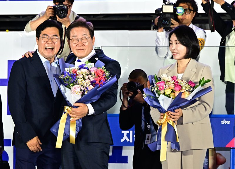 바카라 토토 사이트이 확실시된 이재명 더불어민주당 대통령 후보가 김혜경 여사와 4일 오전 서울 여의도 국회 앞을 찾아 박찬대 상임총괄선대본부장으로부터 꽃다발을 받고 있다. (공동취재) 2025.6.4/뉴스1 ⓒ News1 안은나 기자