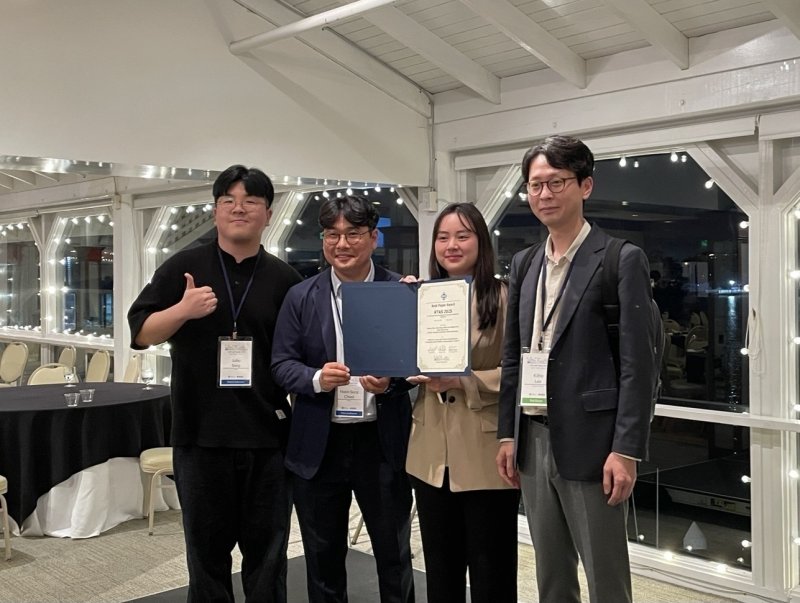 [대구=뉴스피드 바카라사이트] 대구경북과학기술원(DGIST) 좌훈승 교수(왼쪽 두번째) 연구팀이 IEEE RTAS 2025 최우수 스피드 바카라사이트 수상했다. (사진=DGIST 제공) 2025.06.04. photo@newsis.com *재판매 및 DB 금지