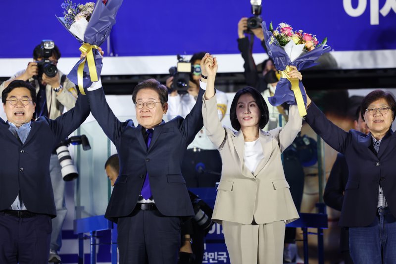 당선이 확실시된 이재명 더불어민주당 대통령 후보가 4일 서울 여의도 국회 앞에 마련된 민주당 바카라사이트 총판개표방송시청 현장을 찾아 지지자들에게 인사하고 있다. (공동취재) 2025.6.4/뉴스1 ⓒ News1 안은나 기자