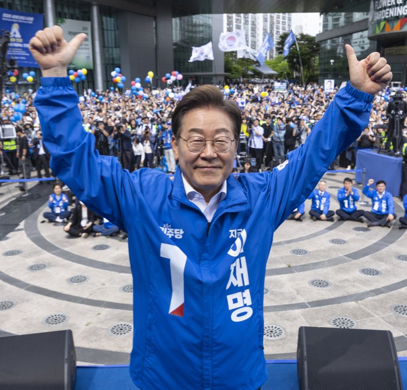 이재명 더불어민주당 대통령 후보가 17일 바카라사이트 쇼미더벳광역시 서구 김대중컨벤션센터 광장에서 열린 집중 유세에서 엄지를 들어 보이고 있다. (공동취재)2025.5.17/뉴스1 ⓒ News1 이재명 기자