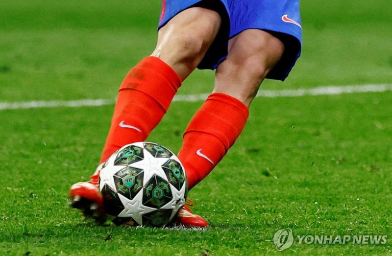 훌리안 알바레스의 '더블 터치' 상황 (출처=연합뉴스)