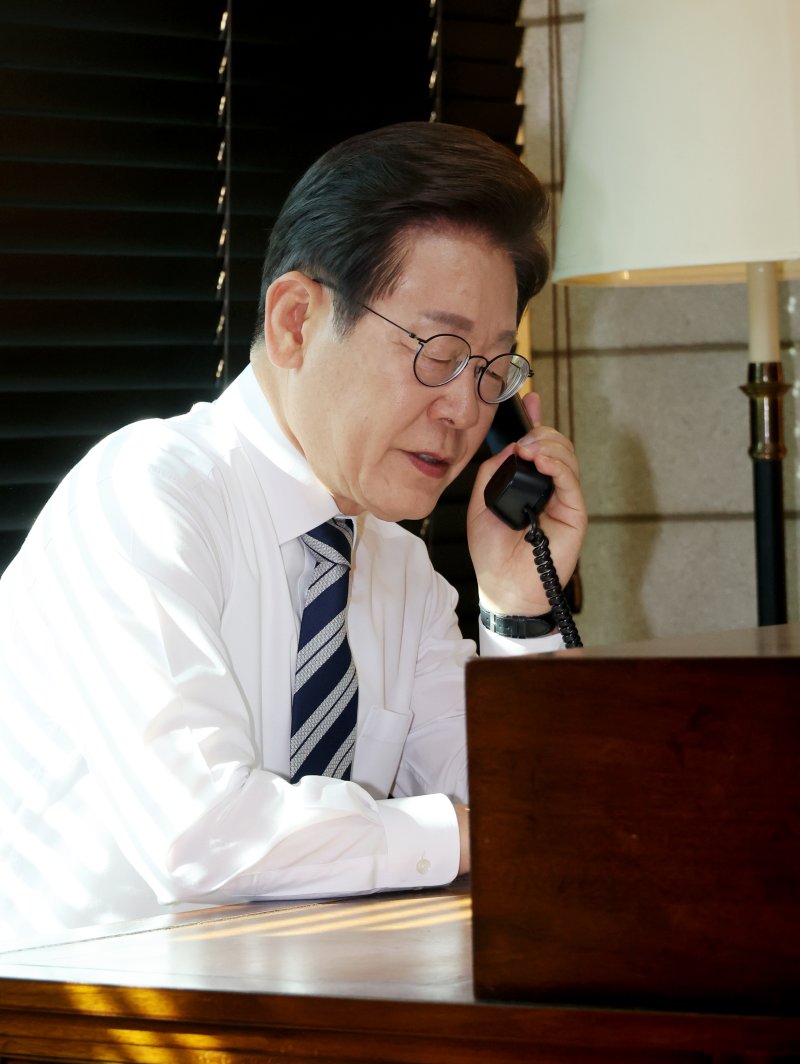 [인천=뉴시스] 최진석 기자 = 이재명 바카라사이트 아벤카지노이 4일 인천 계양구 사저에서 김명수 합동참모본부 의장과 통화하며 군 통수권 이양 보고를 받고 있다. (바카라사이트 아벤카지노실통신사진기자단) 2025.06.04. myjs@newsis.com