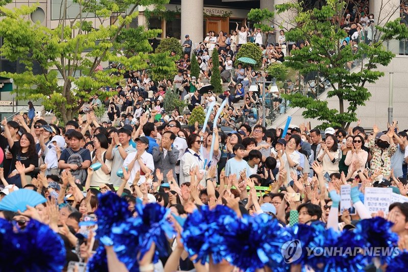 유세장 가득 메운 세종 시민들 (출처=연합뉴스)