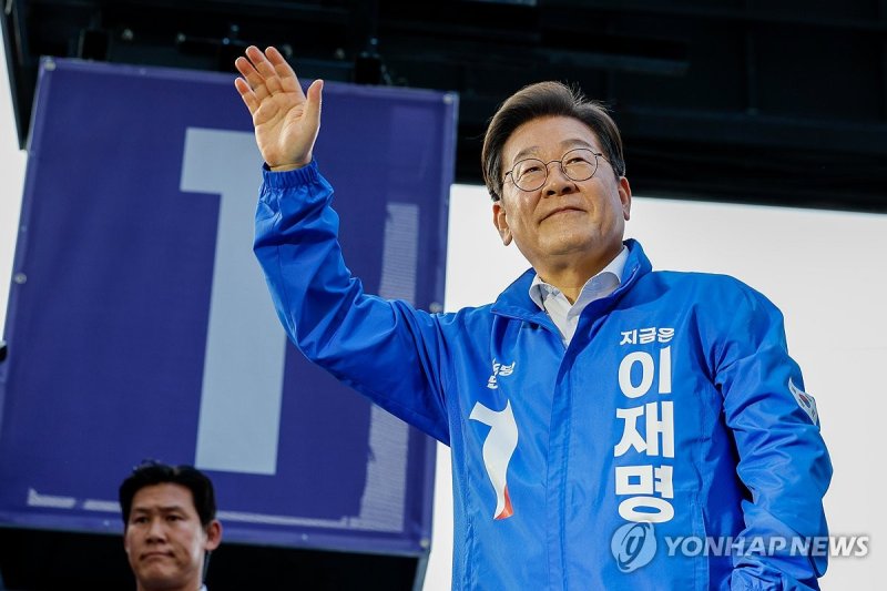 대전 시민들에게 인사하는 이재명 후보 (출처=연합뉴스)
