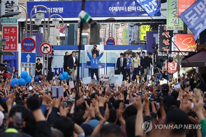 천안 시민들에게 인사하는 이재명 후보 (출처=연합뉴스)