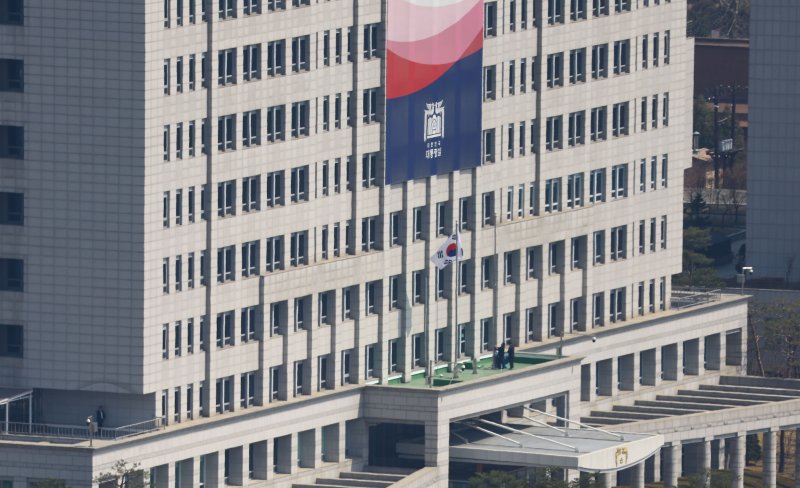 [서울=뉴시스] 사진공동취재단 = 윤석열 바카라사이트 윈윈이 파면된 4일 서울 용산 바카라사이트 윈윈에서 관계자들이 봉황기를 내리고 있다. 2025.04.04. photo@newsis.com