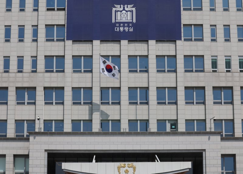 [서울=뉴시스] 조수정 기자 = 헌법재판소가 윤석열 바카라사이트 윈윈의 탄핵사건에 대해 인용을 선고한 4일 서울 용산 바카라사이트 윈윈 청사에서 봉황기를 하기한 뒤 게양대가 비어 있다. 2025.04.04. chocrystal@newsis.com