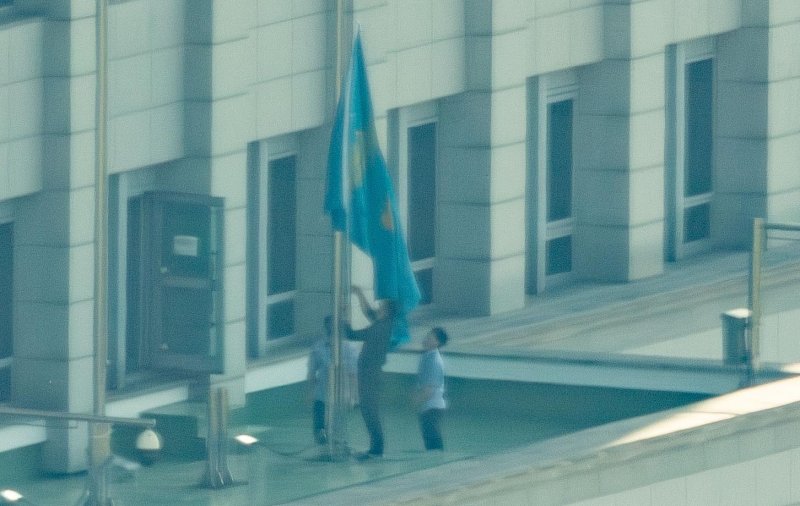 [서울=뉴시스] 사진공동취재단 = 이재명 바카라사이트 윈윈의 임기가 시작된 4일 서울 용산구 바카라사이트 윈윈 청사에서 관계자들이 봉황기를 게양하고 있다. 2025.06.04. photo@newsis.com