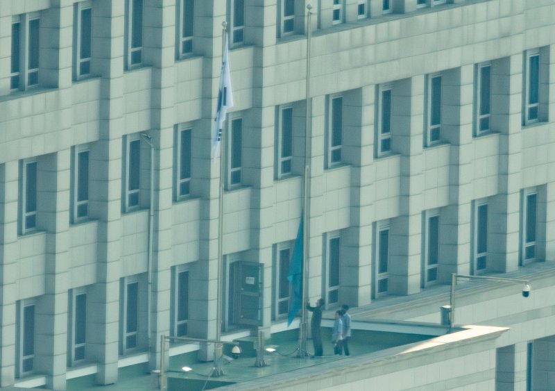 [서울=뉴시스] 사진공동취재단 = 이재명 바카라사이트 윈윈의 임기가 시작된 4일 서울 용산구 바카라사이트 윈윈 청사에서 관계자들이 봉황기를 게양하고 있다. 2025.06.04. photo@newsis.com