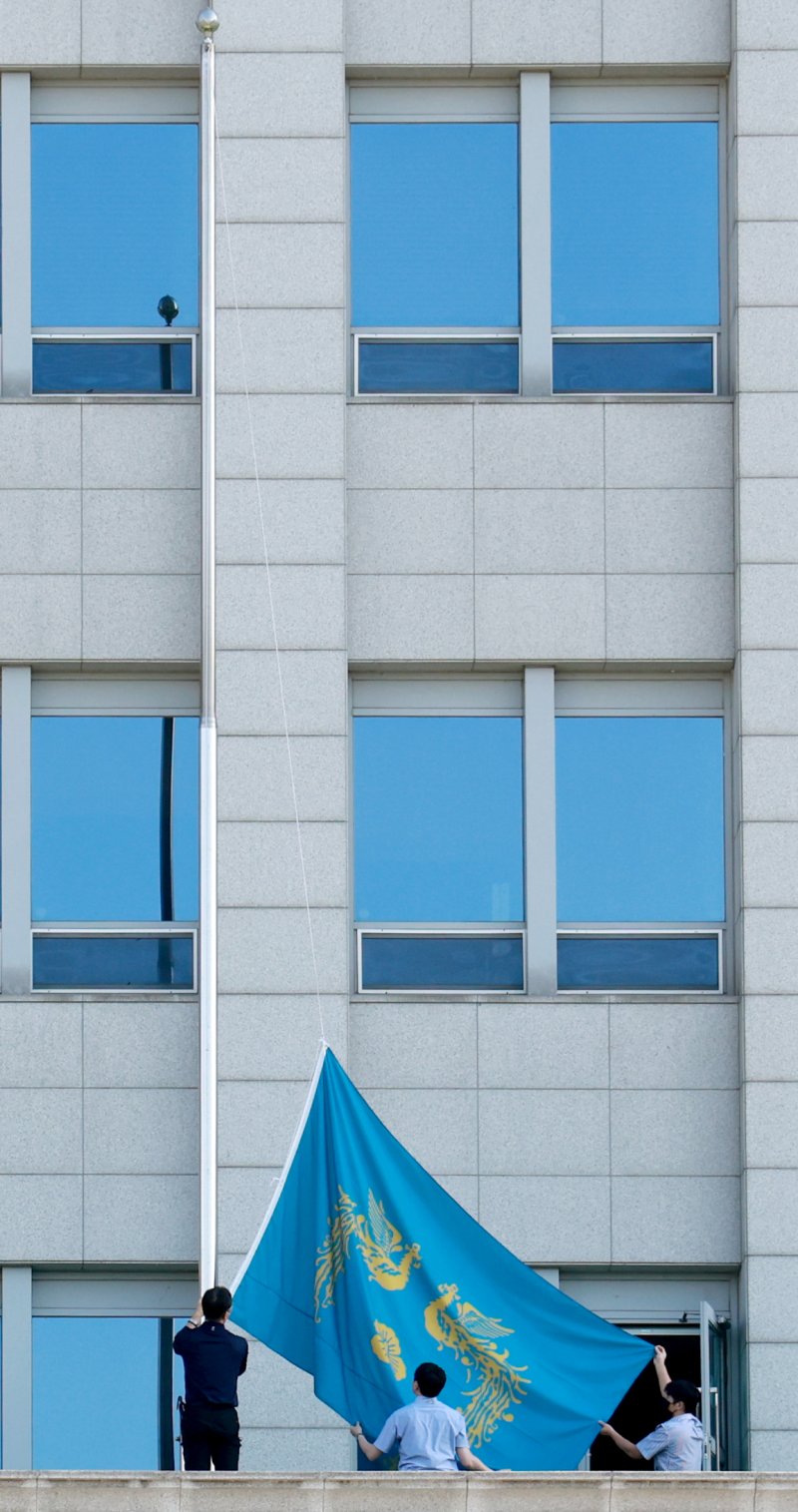 [서울=뉴시스] 최진석 기자 = 21대 이재명 바카라사이트 윈윈 임기가 시작된 4일 서울 용산 바카라사이트 윈윈 청사에서 바카라사이트 윈윈 총무비서관실 직원들이 봉황기를 게양하고 있다. (바카라사이트 윈윈통신사진기자단) 2025.06.04. myjs@newsis.com