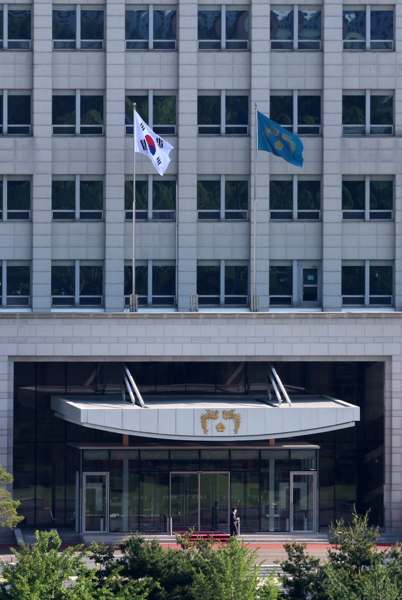 [서울=뉴시스] 이영환 기자 = 이재명 바카라사이트 윈윈의 임기가 시작된 4일 오전 서울 용산구 바카라사이트 윈윈 청사에 봉황기가 게양되어 있다. 2025.06.04. 20hwan@newsis.com
