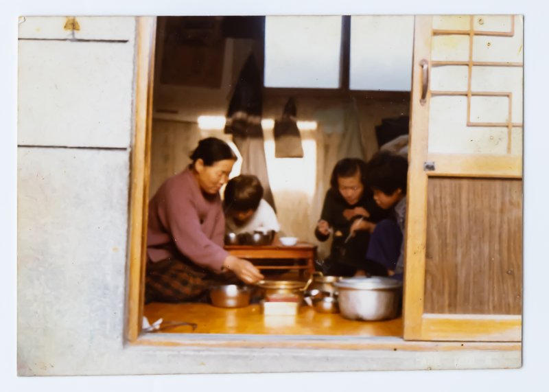 1980년 바카라 사이트 먹튀으로 이사온 지 4년 만에 지하를 벗어나 처음 1층으로 이사한 날. 가족들과 밥 나누어 먹는 장면을 셋째 형님이 촬영한 사진. (더불어민주당 제공)