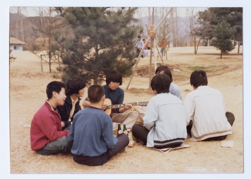 1979년 시계 만드는 오리엔트 공장에 다닐 때 남이섬바카라 사이트 먹튀 야유회를 가서 둥글게 앉아 노래하는 모습.(왼쪽에서 첫번째)(더불어민주당 제공)