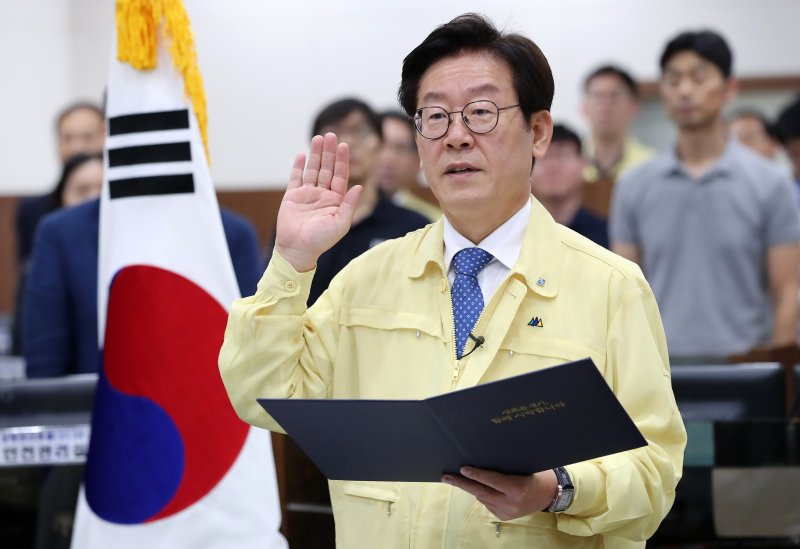 이재명 경기도지사가 2018년 1일 오전 경기도 수원시 팔달구 경기도청 재난상황실에서 열린 재난비상대책회의 시작에 앞서 취임선서를 하고 있다. 2018.7.1/바카라 사이트 먹튀1 ⓒ News1 오장환 기자
