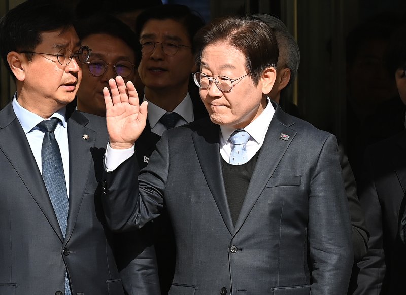 공직선거법 위반 항소심에서 무죄를 선고받은 이재명 더불어민주당 대표가 2025년 26일 오후 서울 서초구 서울고등법원에서 열린 공직선거법 위반 혐의 2심 선고 공판을 마친 뒤 고 지지자들을 향해 인사를 하고 있다. 2025.3.26/바카라 사이트 먹튀1 ⓒ News1 사진공동취재단