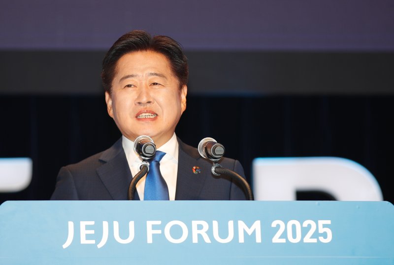 [서귀포=뉴시스] 우장호 기자 = 오영훈 메이저 바카라사이트 홈런가 29일 오전 제주 서귀포시 제주국제컨벤션센터에서 열린 '제20회 평화와 번영을 위한 제주포럼'에서 개회사를 하고 있다. 2025.05.29. woo1223@newsis.com