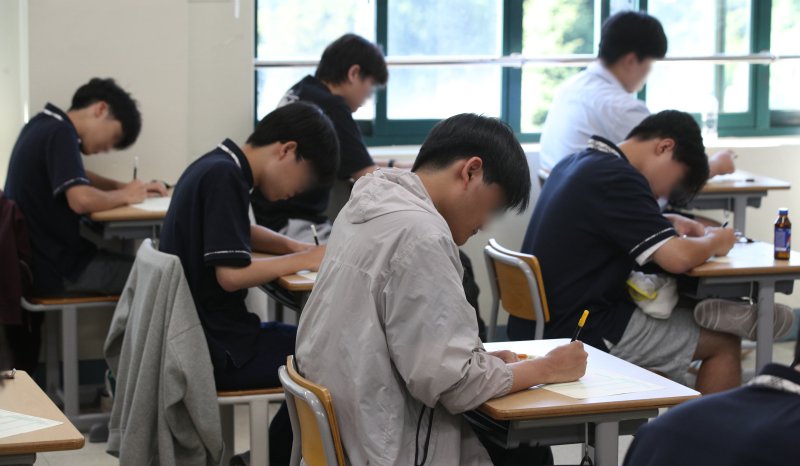 [서울=뉴시스] 사진공동취재단 = 2025학년도 대학수학능력시험 6월 모의라이브스코어 바카라사이트가 실시된 지난해 6월 4일 서울 용산구 용산고등학교에서 수험생들이 1교시 국어 영역 시험 답안지를 작성하는 모습. 2024.06.04. photo@newsis.com
