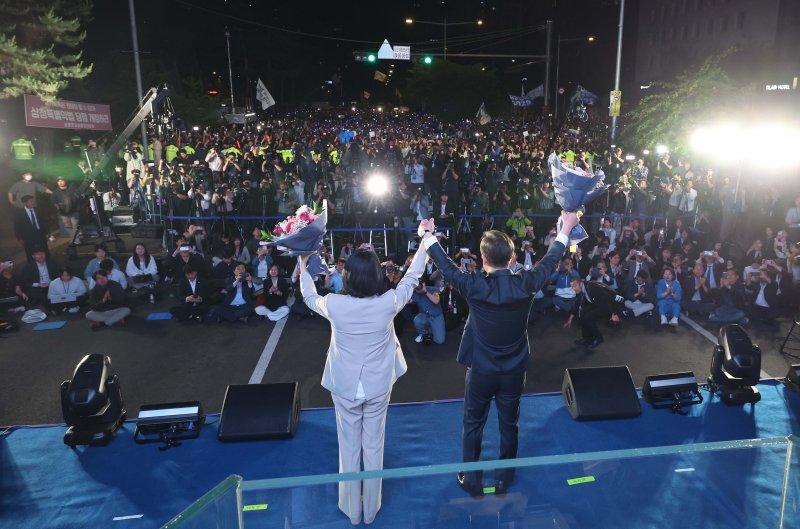 당선이 확실시된 이재명 더불어민주당 대통령 후보가 4일 서울 여의도 국회 앞에 마련된 민주당 바카라사이트 비타임개표방송시청 현장을 찾아 지지자들에게 인사하고 있다. (공동취재) 2025.6.4/뉴스1 ⓒ News1 안은나 기자
