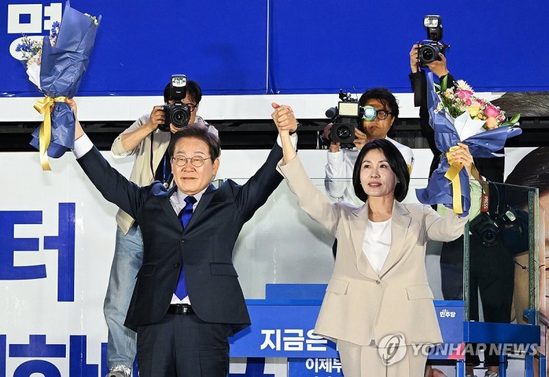 시민들 향해 인사하는 이재명 후보 내외 (출처=연합뉴스)