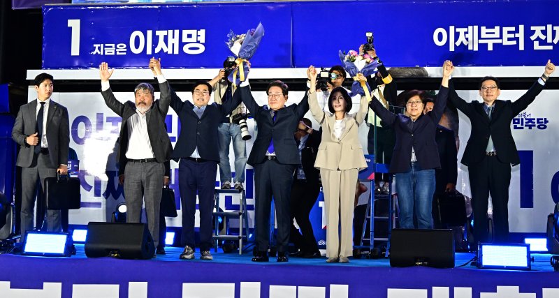 [서울=뉴시스] 조성우 기자 = 바카라사이트 비타임 대통령과 김혜경 여사가 4일 오전 서울 여의도 국회 앞에서 열린 국민 개표방송 행사에서 시민들에게 인사하고 있다. (공동취재) 2025.06.04. photo@newsis.com