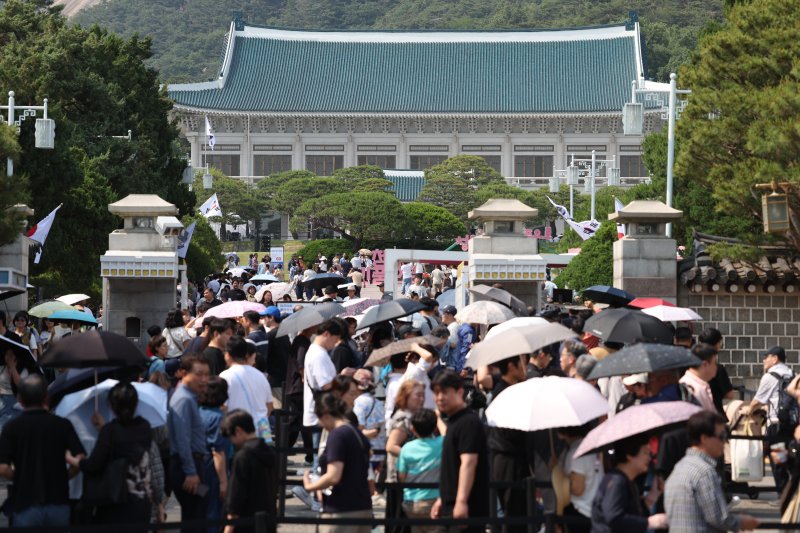 [서울=뉴시스] 김명년 기자 = 제21대 대통령 선거를 이틀 앞둔 1일 서울 종로구 우리카지노 바카라사이트에서 방문객들이 입장을 위해 줄을 서 있다. 2025.06.01. kmn@newsis.com