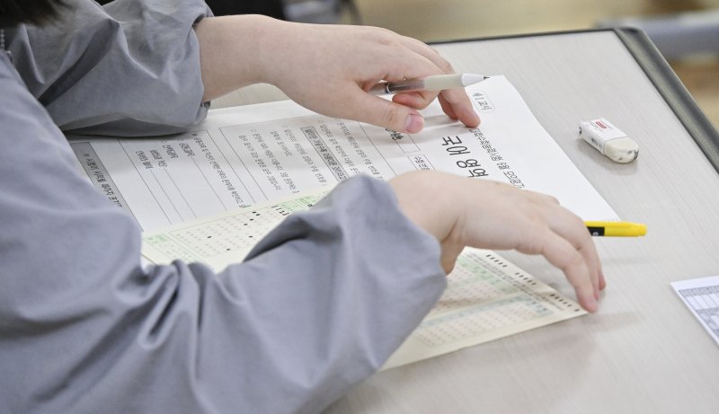 2026학년도 대학수학능력시험 바카라 토토 사이트 모의평가가 치러진 4일 서울 영등포구 여의도여자고등학교에서 학생들이 시험 준비를 하고 있다. 2025.6.4/뉴스1 ⓒ News1 사진공동취재단