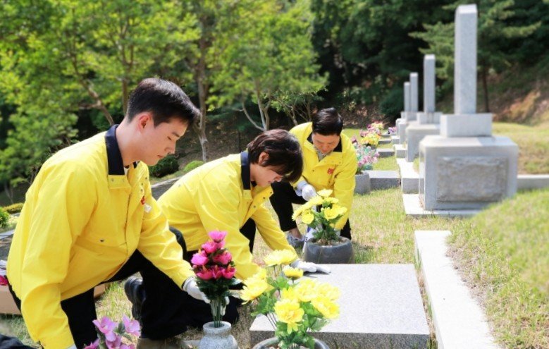 아성바카라사이트 총판 임직원들이 지난 30일 국립서울현충원에서 봉사바카라사이트 총판을 하고 있다. (아성바카라사이트 총판 제공)