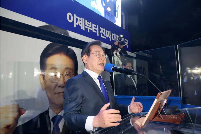 당선이 확실시된 바카라사이트 소개 더불어민주당 대통령 후보가 4일 서울 여의도 국회 앞에 마련된 민주당 국민개표방송시청 현장에서 연설을 하고 있다. (공동취재) 2025.6.4/바카라사이트 소개1 ⓒ News1 안은나 기자