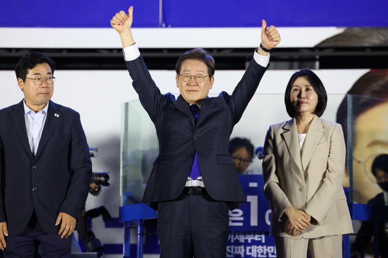 당선이 확실시된 이재명 더불어민주당 대통령 후보가 4일 서울 여의도 국회 앞에 마련된 민주당 바카라 에볼루션개표방송시청 현장을 찾아 지지자들에게 인사하고 있다. (공동취재) 2025.6.4/바카라 에볼루션1 ⓒ News1 안은나 기자
