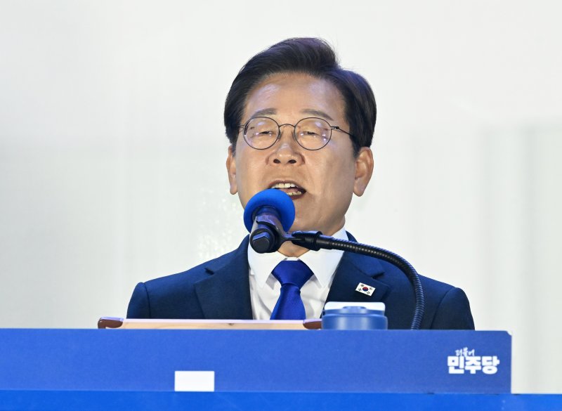 제21대 인터넷 바카라사이트 선거에서 당선이 확실해진 이재명 더불어민주당 후보가 4일 오전 서울 여의도 국회 앞에 마련된 개표방송 야외 무대에 올라 연설을 하고 있다. (공동취재) 2025.6.4/인터넷 바카라사이트1 ⓒ News1 안은나 기자