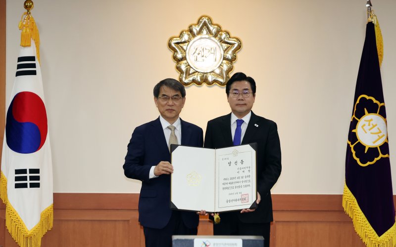 노태악 중앙선거관리위원장이 4일 오전 경기 과천시 중앙선관위에서 박찬대 더불어민주당 원내대표에게 이재명 대통령 당선증을 수여하고 있다. 2025.6.4/가상 바카라1 ⓒ News1 황기선 기자