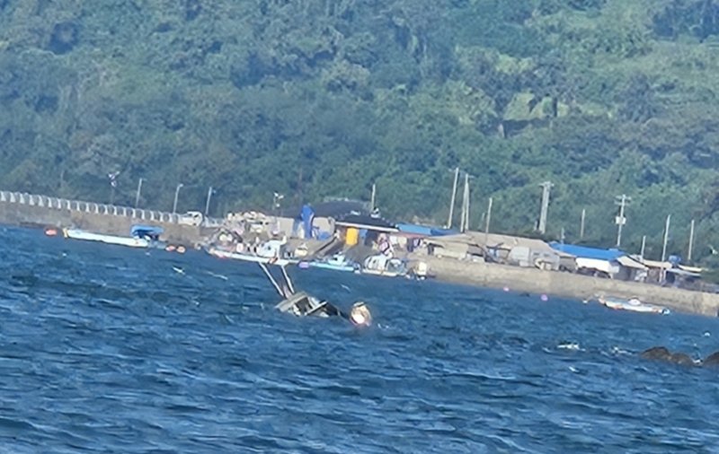 4일 오전 8시 5분께 메이저 바카라 사이트시 옥도면 비안도 서쪽 1km 해상에서 메이저 바카라 사이트 A호가 좌초돼 침수 중이다.9사진=군상해경 제공) *재판매 및 DB 금지
