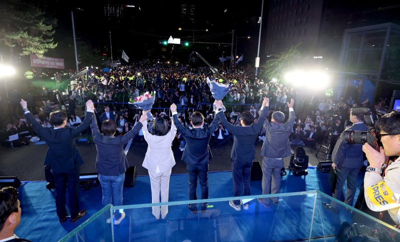 당선이 메이저 바카라사이트 유니88벳시 되는 이재명 더불어민주당 대통령 후보와 부인 김혜경 여사가 4일 오전 서울 여의도 국회 앞에서 열린 국민 개표방송 행사에서 시민들을 향해 인사하고 있다. (공동취재) 2025.6.4/메이저 바카라사이트 유니88벳1 ⓒ News1 안은나 기자