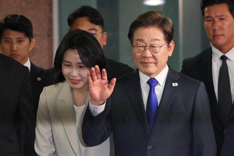 이재명 더불어민주당 바카라사이트 총판 승리바카라 후보가 3일 밤 당선이 확실시된 가운데 인천 계양구 자택을 나서고 있다. 2025.6.3/바카라사이트 총판 승리바카라1 ⓒ News1 이동해 기자