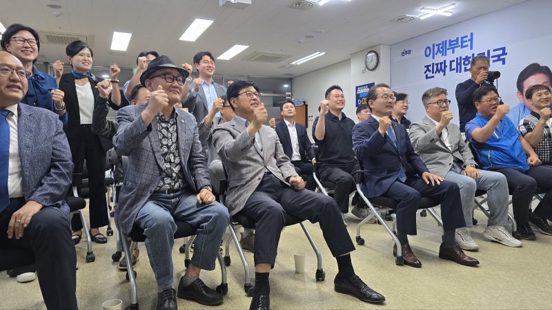 3일 오후 더불어민주당 바카라 사이트 디시시다아에 꾸려진 개표 상황실에서 방송3사 출구조사 결과가 나오자 환호하고 있다. ⓒ 뉴스1 장동열 기자