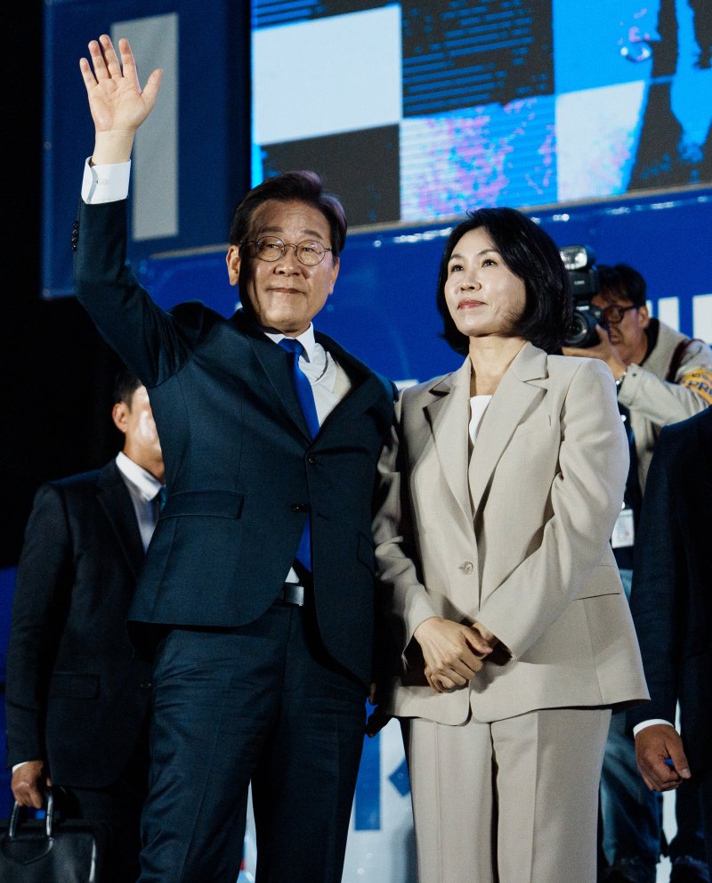 [서울=뉴시스] 조성우 기자 = 바카라 룰 대통령과 김혜경 여사가 4일 오전 서울 여의도 국회 앞에서 열린 국민 개표방송 행사에서 시민들을 향해 인사하고 있다. (공동취재) 2025.06.04. photo@newsis.com
