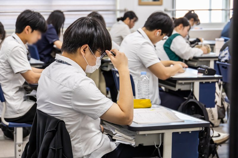(서울=메이저 바카라사이트 굿모닝1) 사진공동취재단 = 대학수학능력시험 6월 모의평가 시행일인 4일 오전 서울 금천구 금천고등학교에서 학생들이 시험 준비를 하고 있다. 2025.6.4/메이저 바카라사이트 굿모닝1 /사진=메이저 바카라사이트 굿모닝1화상