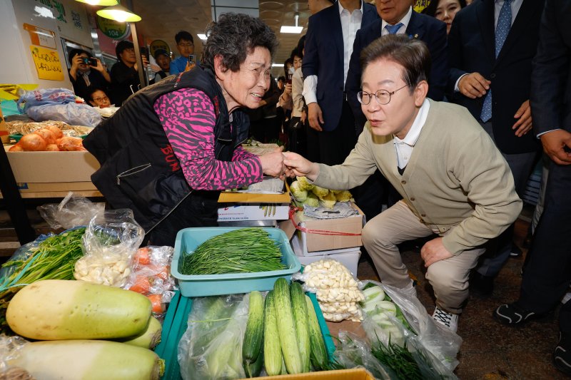 [옥천=뉴시스] 조성봉 기자 = 온라인 바카라사이트 추천 대통령이 대선 기간 충북 옥천군 옥천공설시장에서 상인과 대화하는 모습. (공동취재) 2025.05.06. photo@newsis.com