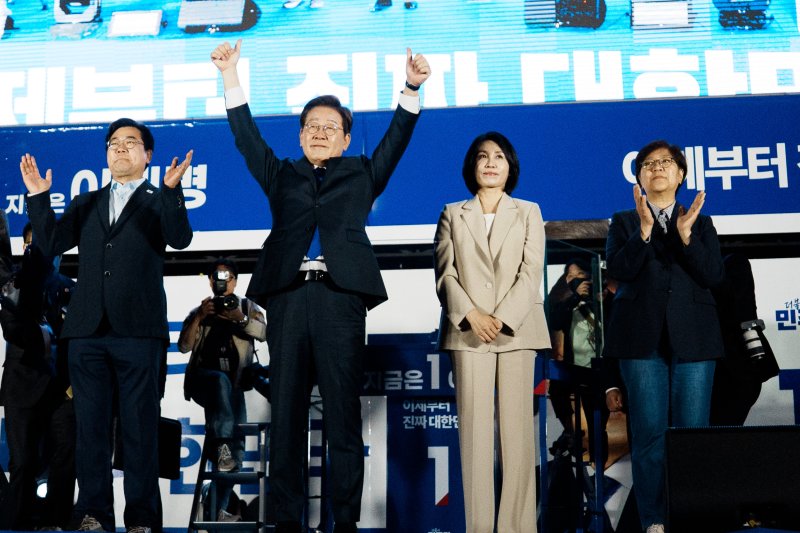 이재명 대통령과 김혜경 여사가 4일 오전 서울 여의도 국회 앞에서 열린 국민 개표방송 행사에서 시민들을 향해 인사하고 있다. 공동취재