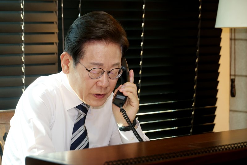 [인천=뉴시스] 최진석 기자 = 이재명 라이브 바카라사이트이 4일 인천 계양구 사저에서 김명수 합동참모본부 의장과 통화하며 군 통수권 이양 보고를 받고 있다. (라이브 바카라사이트실통신사진기자단) 2025.06.04. myjs@newsis.com