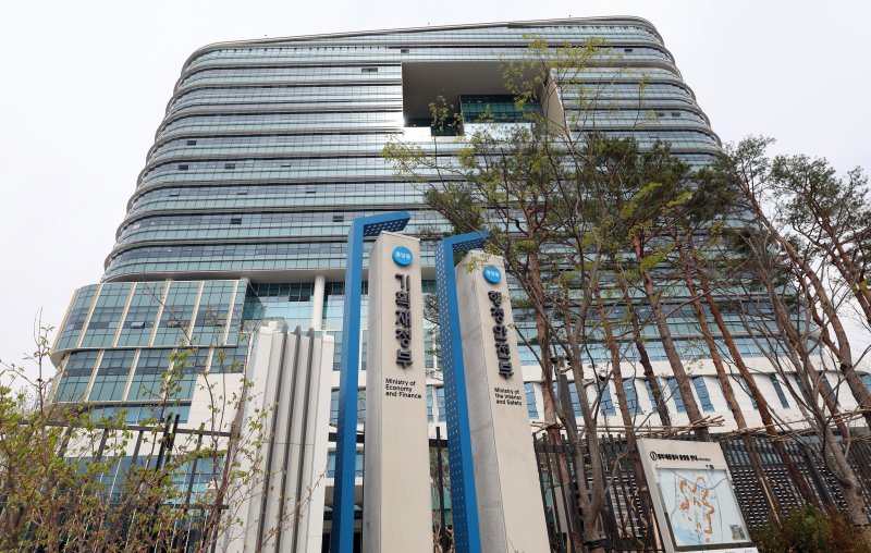 [세종=뉴시스] 강종민 기자 = 가상 바카라세종청사 중앙동 기획재가상 바카라 전경. 2023.04.04. ppkjm@newsis.com